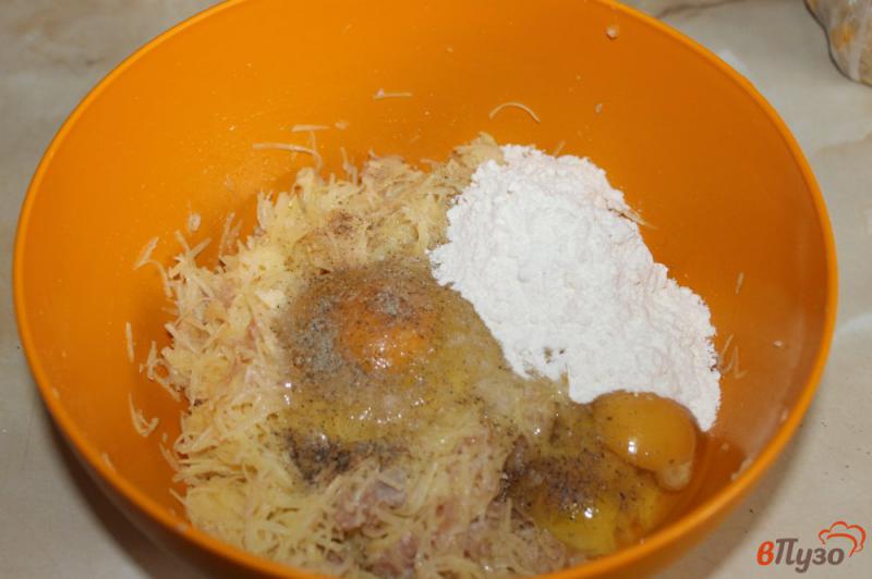 Фото приготовление рецепта: Картофельные драники с мясом шаг №5