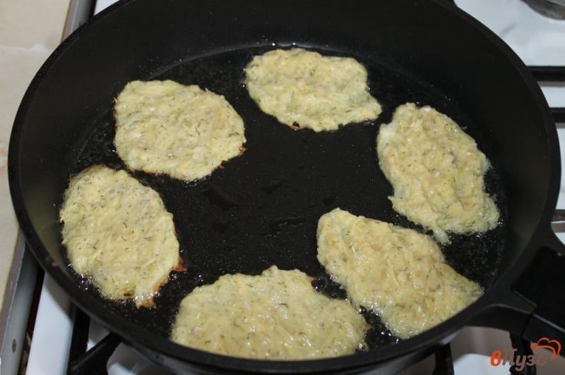 Фото приготовление рецепта: Картофельные драники с мясом шаг №7