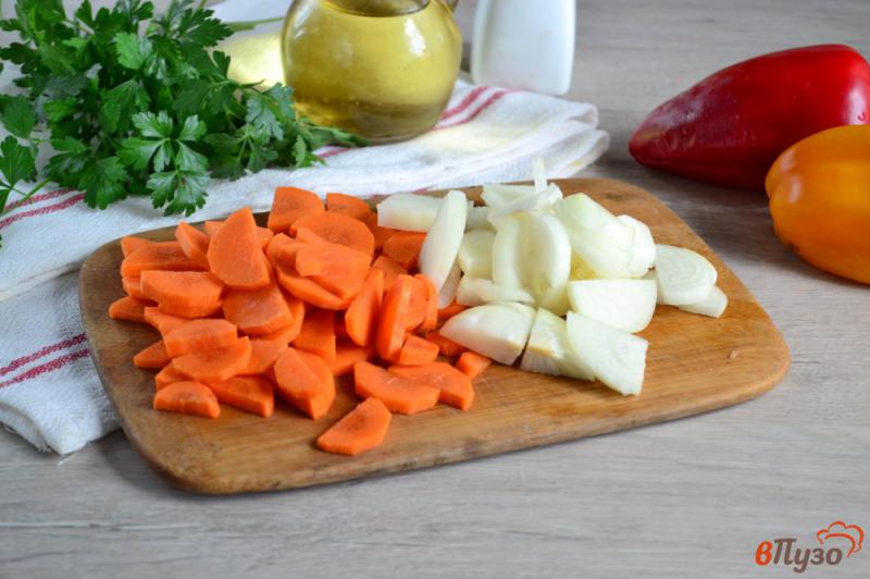 Фото приготовление рецепта: Салат из баклажанов с овощами шаг №4