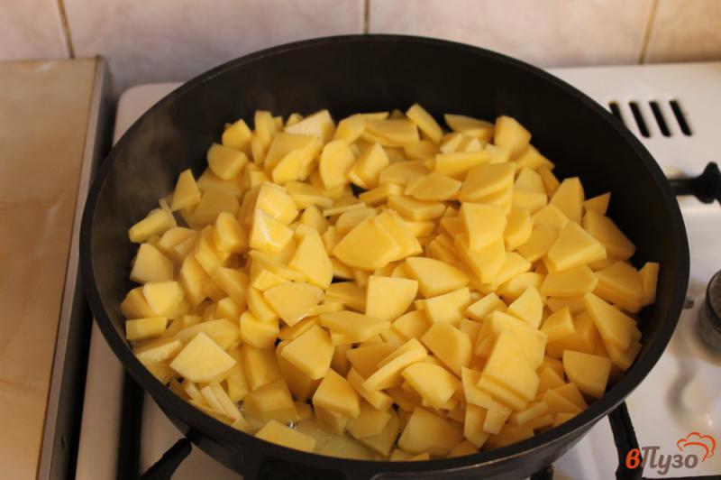 Фото приготовление рецепта: Жареный картофель с чесноком шаг №2