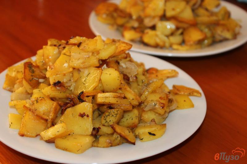 Фото приготовление рецепта: Жареный картофель с чесноком шаг №5