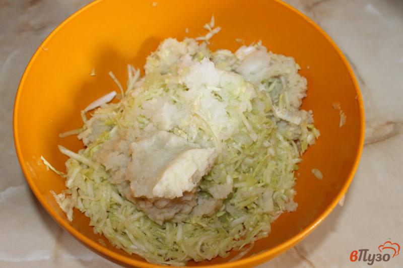 Фото приготовление рецепта: Оладьи из кабачка с цветной капустой шаг №3