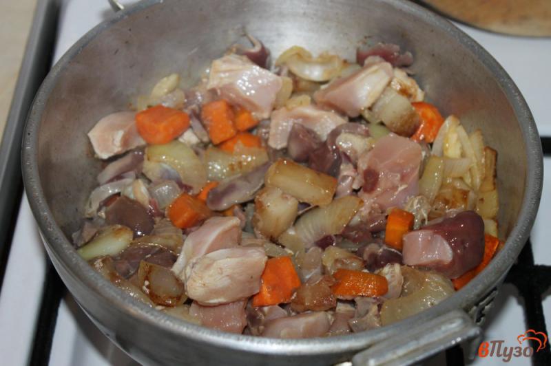 Фото приготовление рецепта: Паштет из куриных субпродуктов и мяса шаг №4