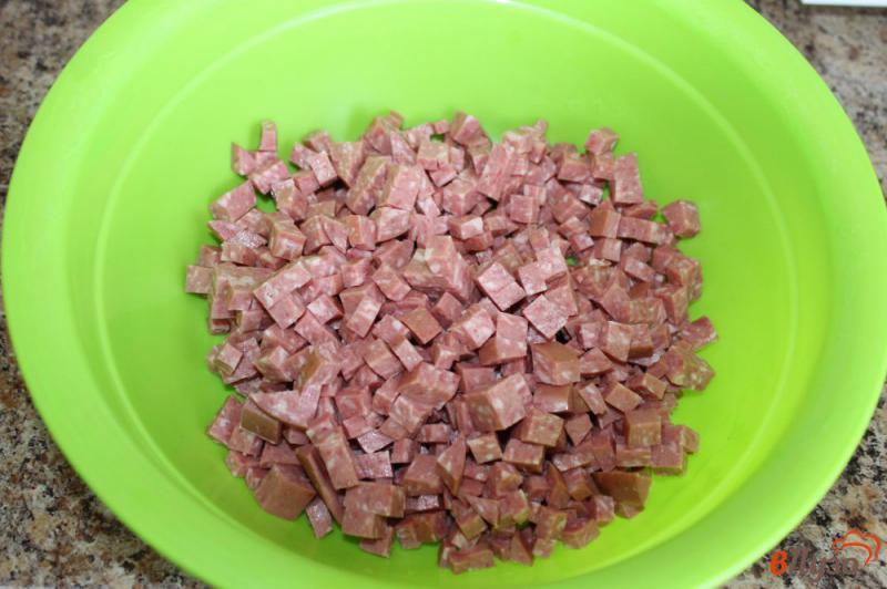 Фото приготовление рецепта: Салат из колбасы крабовых палочек и риса шаг №1