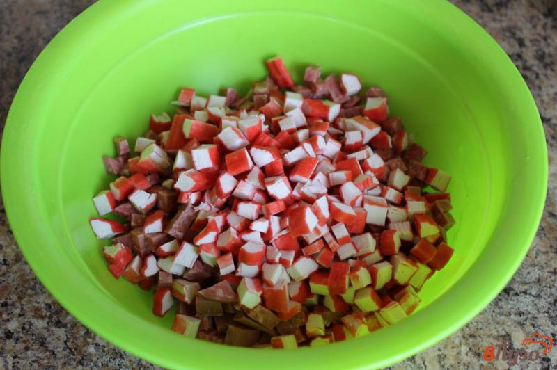 Фото приготовление рецепта: Салат из колбасы крабовых палочек и риса шаг №2