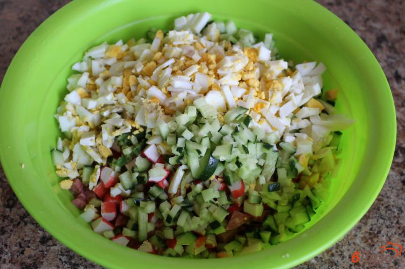Фото приготовление рецепта: Салат из колбасы крабовых палочек и риса шаг №3