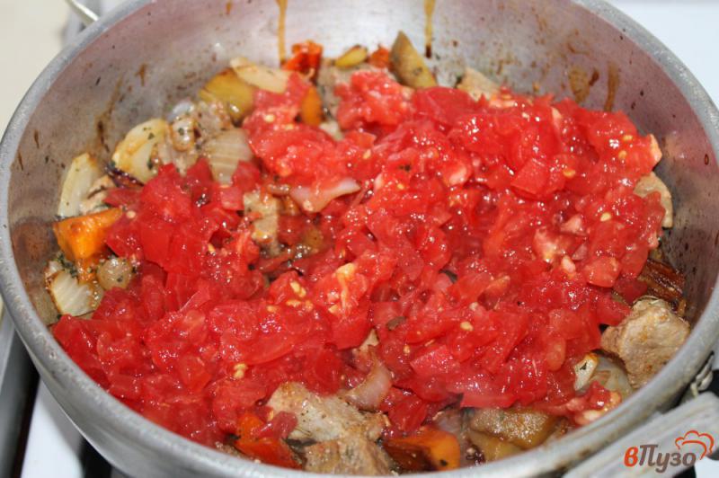 Фото приготовление рецепта: Тушеная свинина с овощами в томатном соусе шаг №6