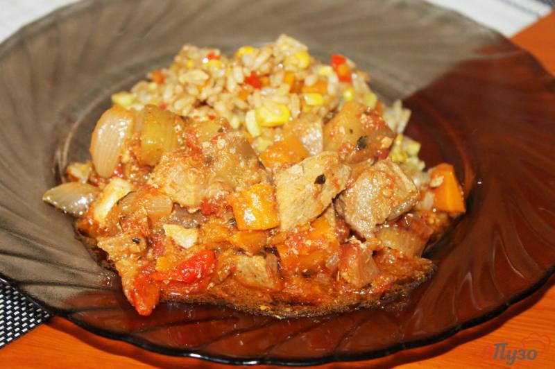 Фото приготовление рецепта: Тушеная свинина с овощами в томатном соусе шаг №8