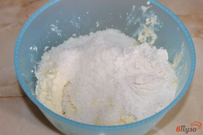 Фото приготовление рецепта: Сырники с кокосовой стружкой шаг №4