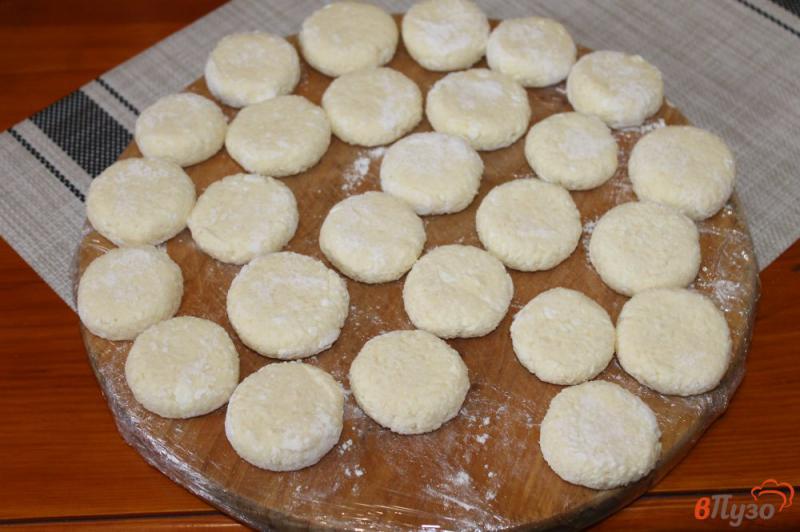 Фото приготовление рецепта: Сырники с кокосовой стружкой шаг №6