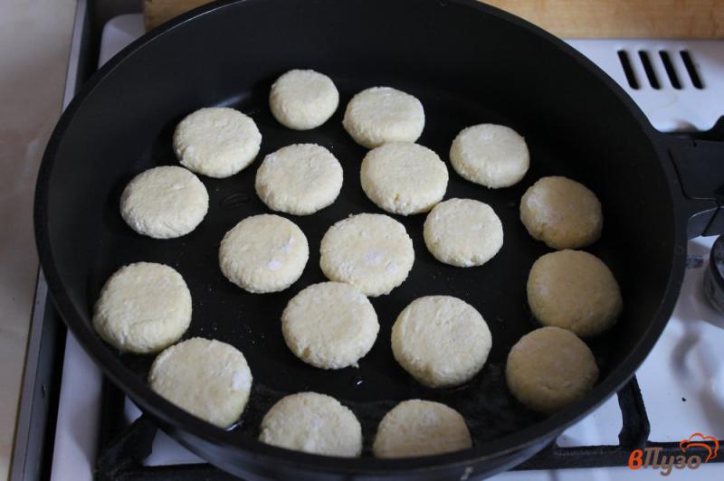 Фото приготовление рецепта: Сырники с кокосовой стружкой шаг №7