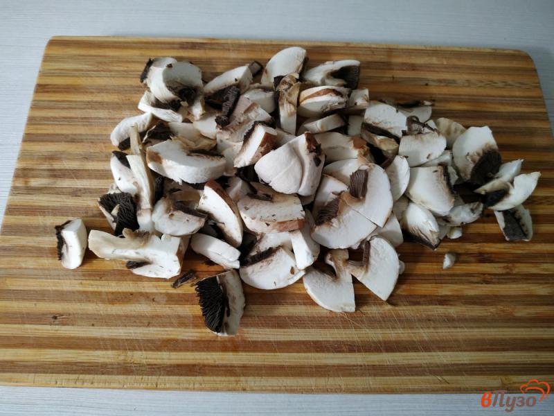 Фото приготовление рецепта: Жареная капуста с грибами и помидорами шаг №2