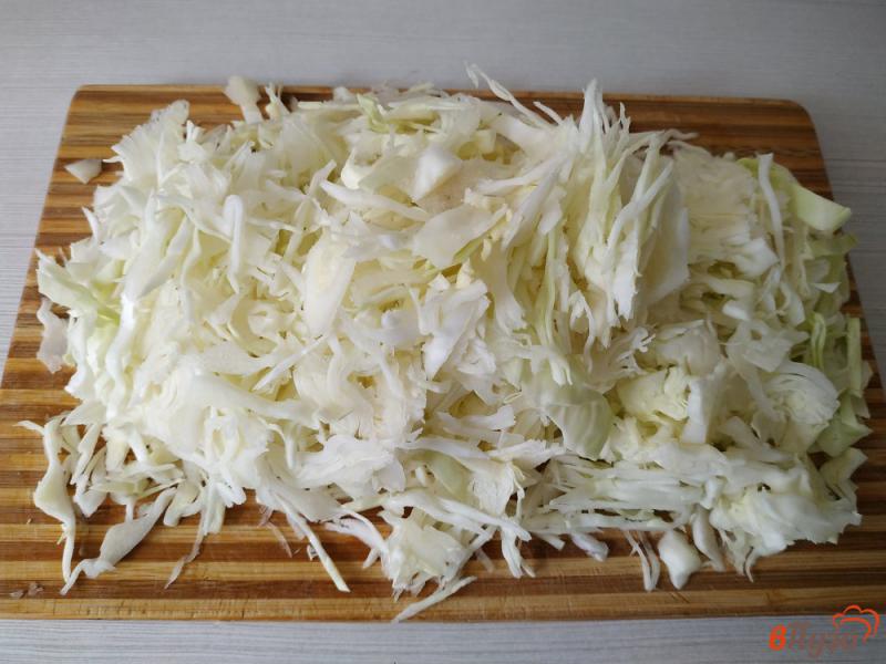 Фото приготовление рецепта: Жареная капуста с грибами и помидорами шаг №4
