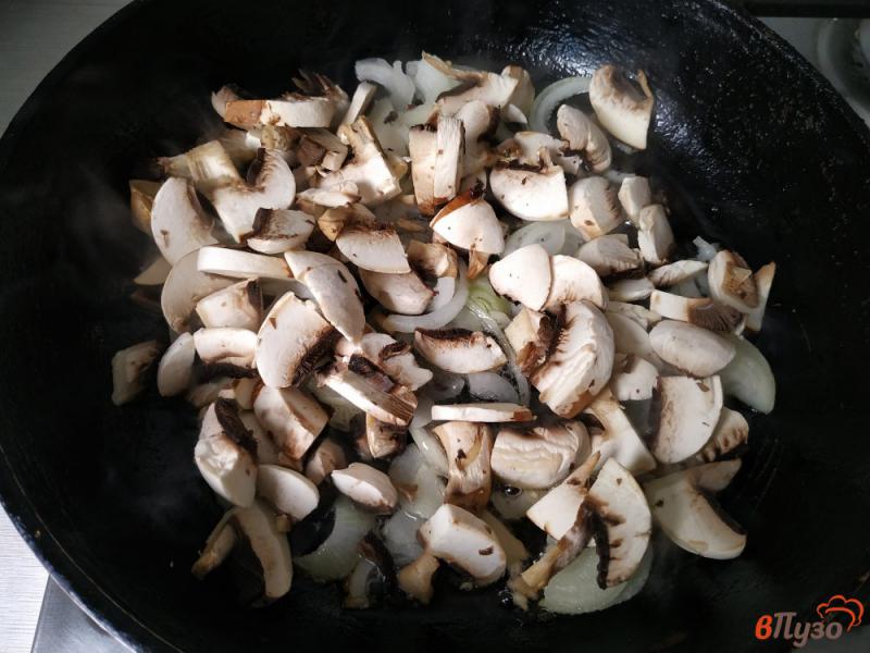 Фото приготовление рецепта: Жареная капуста с грибами и помидорами шаг №3