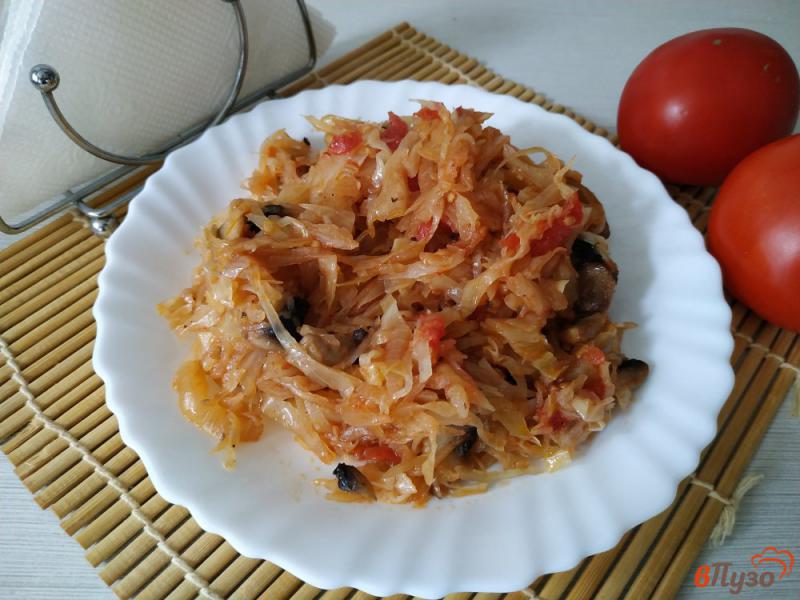Фото приготовление рецепта: Жареная капуста с грибами и помидорами шаг №9