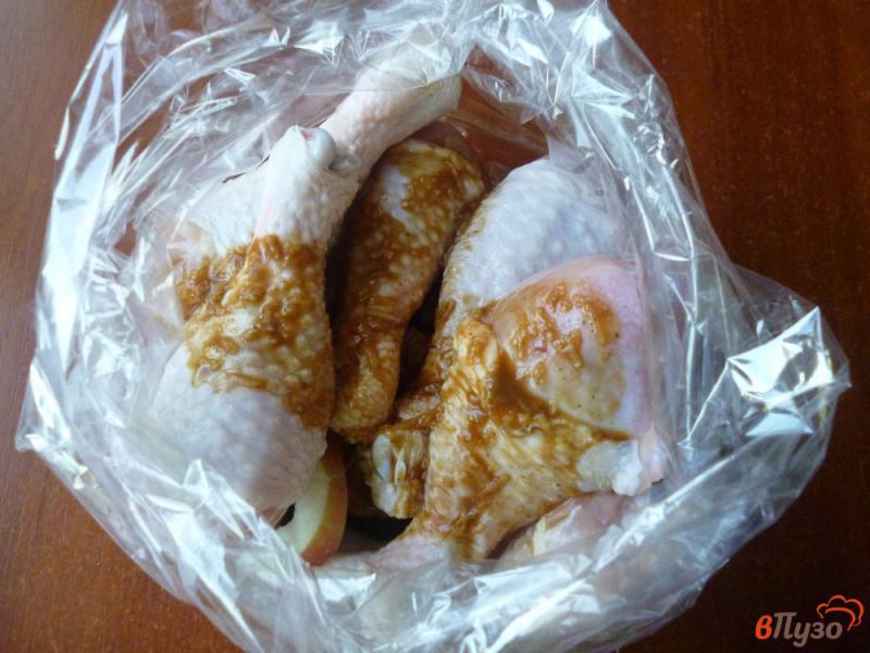 Фото приготовление рецепта: Куриные голени с яблоками шаг №4