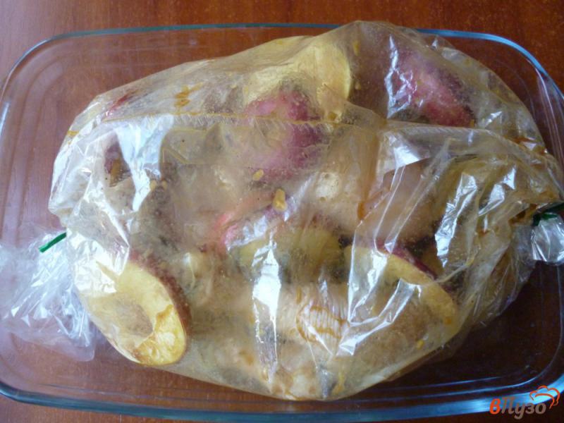 Фото приготовление рецепта: Куриные голени с яблоками шаг №5