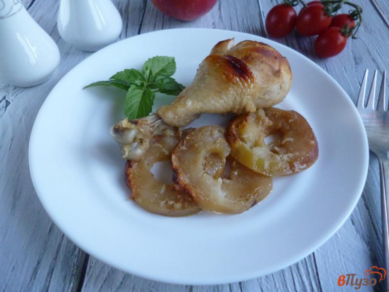 Фото приготовление рецепта: Куриные голени с яблоками шаг №6