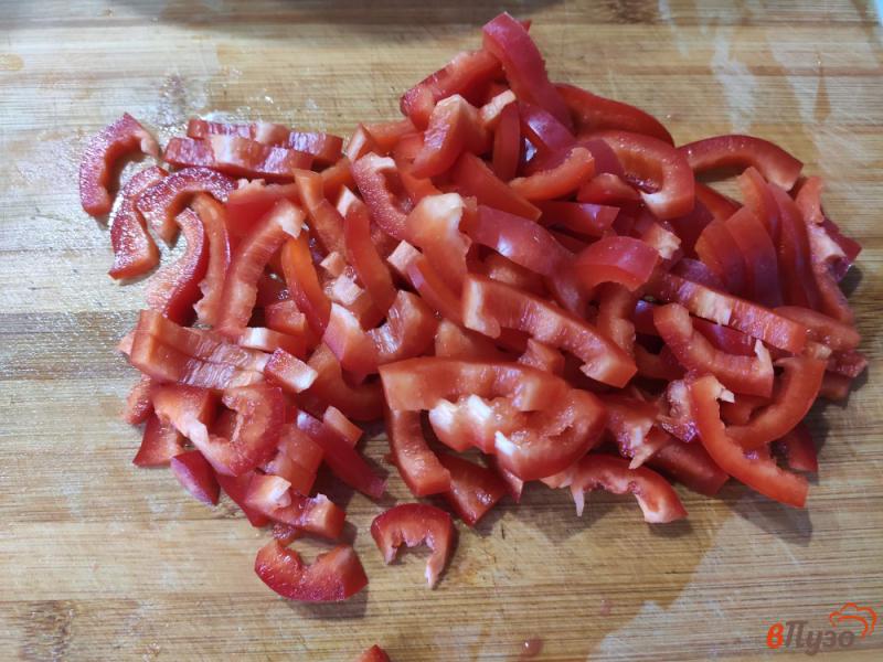 Фото приготовление рецепта: Салат из помидоров с перцем и луком шаг №2