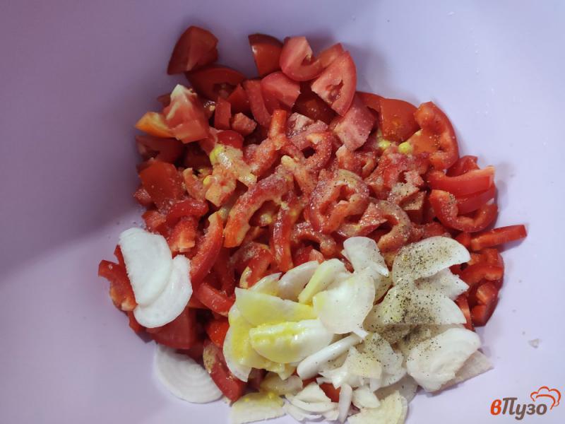 Фото приготовление рецепта: Салат из помидоров с перцем и луком шаг №6