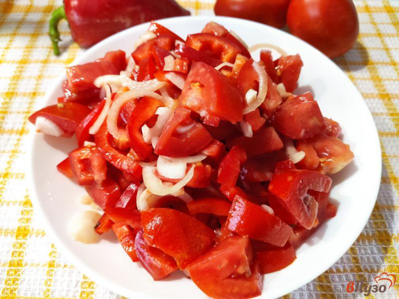 Фото приготовление рецепта: Салат из помидоров с перцем и луком шаг №7