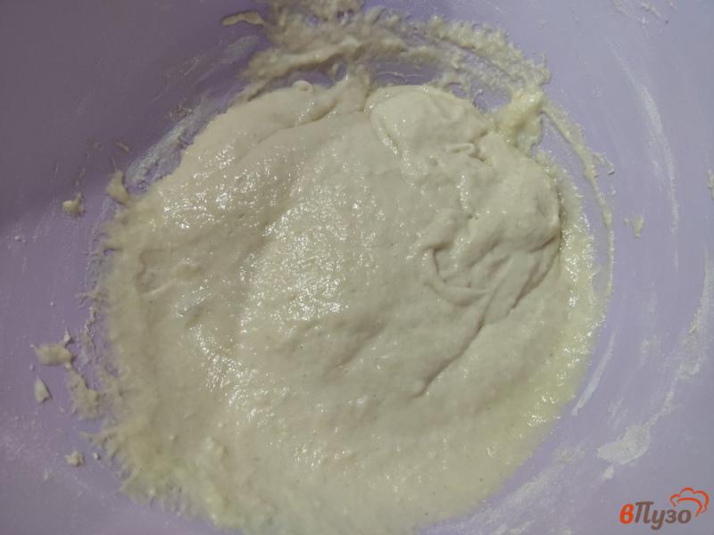 Фото приготовление рецепта: Кексы на молоке с сосисками и сыром шаг №4