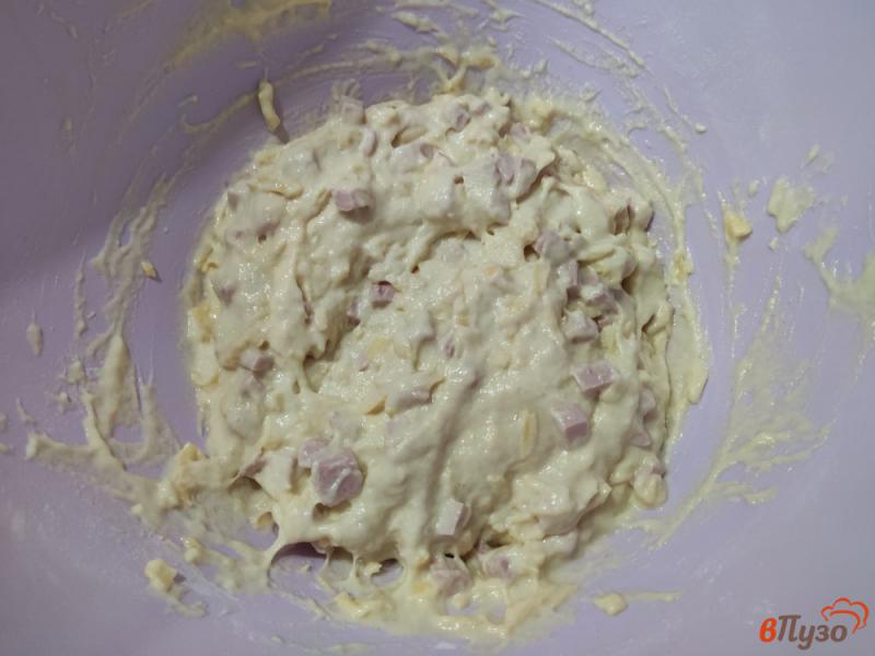 Фото приготовление рецепта: Кексы на молоке с сосисками и сыром шаг №8