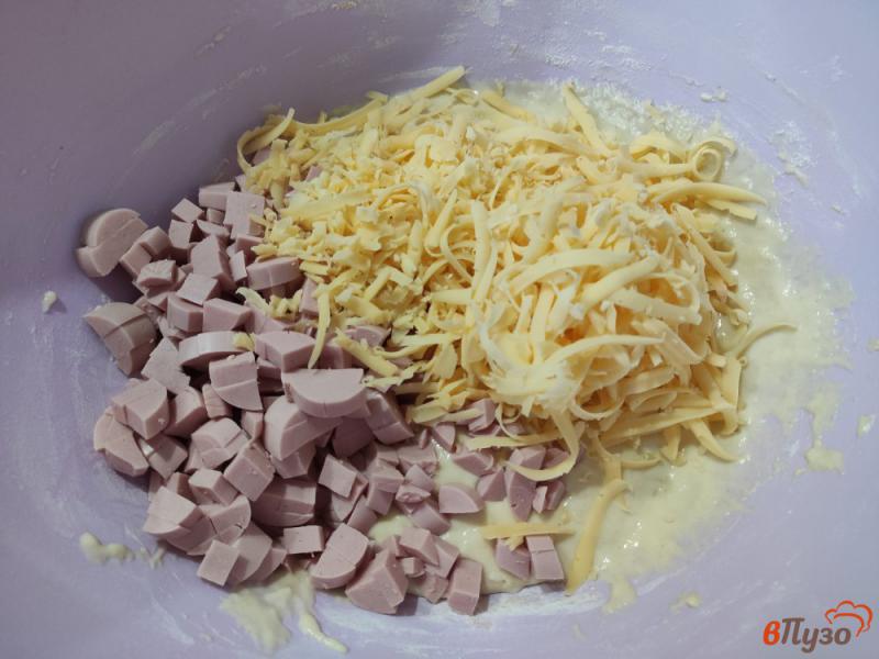 Фото приготовление рецепта: Кексы на молоке с сосисками и сыром шаг №7