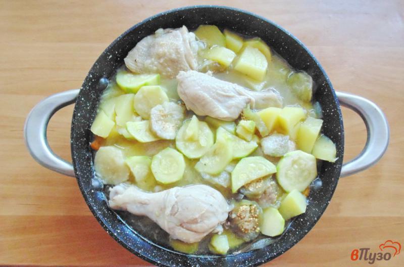 Фото приготовление рецепта: Курица тушеная с овощами шаг №6