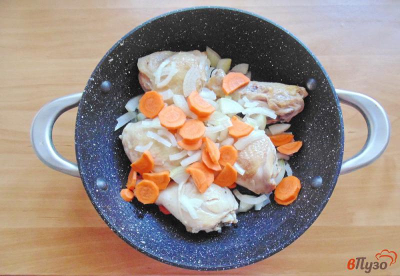Фото приготовление рецепта: Курица тушеная с овощами шаг №2