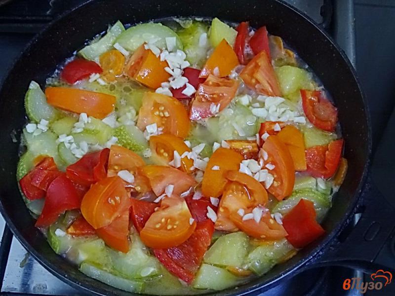 Фото приготовление рецепта: Рагу из кабачков перца и помидоров со сметаной шаг №8
