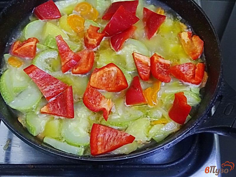 Фото приготовление рецепта: Рагу из кабачков перца и помидоров со сметаной шаг №7