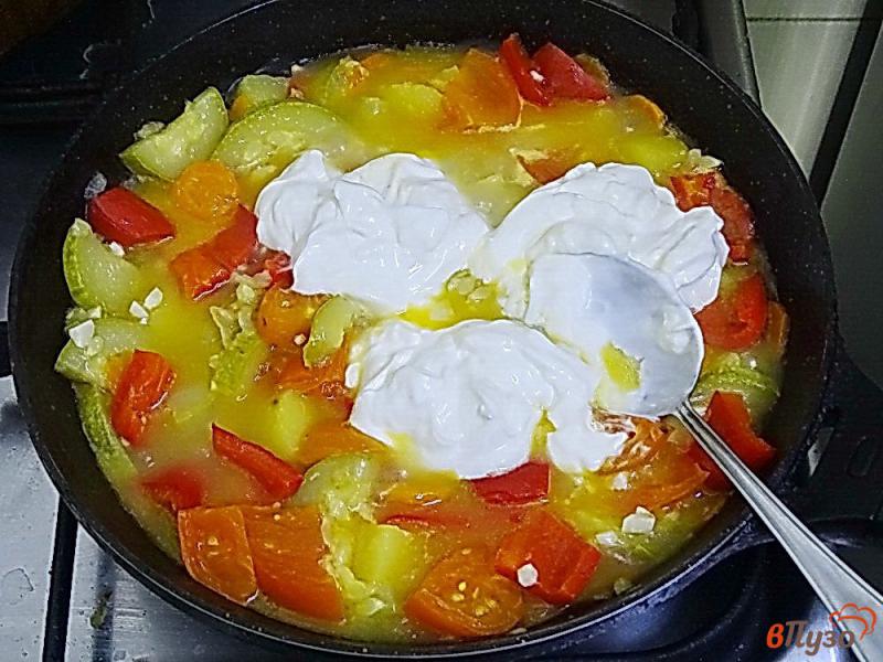 Фото приготовление рецепта: Рагу из кабачков перца и помидоров со сметаной шаг №9