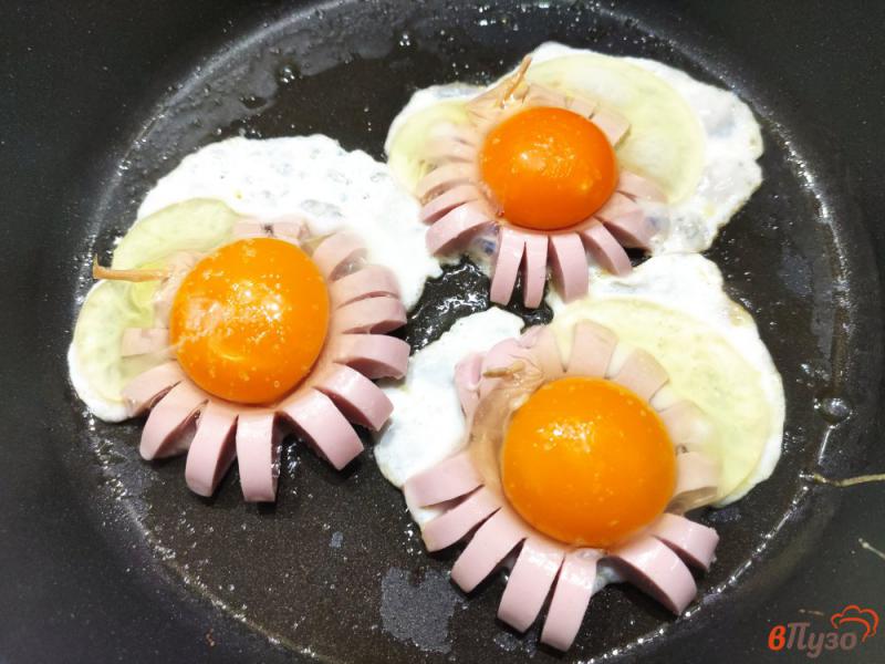 Фото приготовление рецепта: Ромашки из сосисок и яиц шаг №3