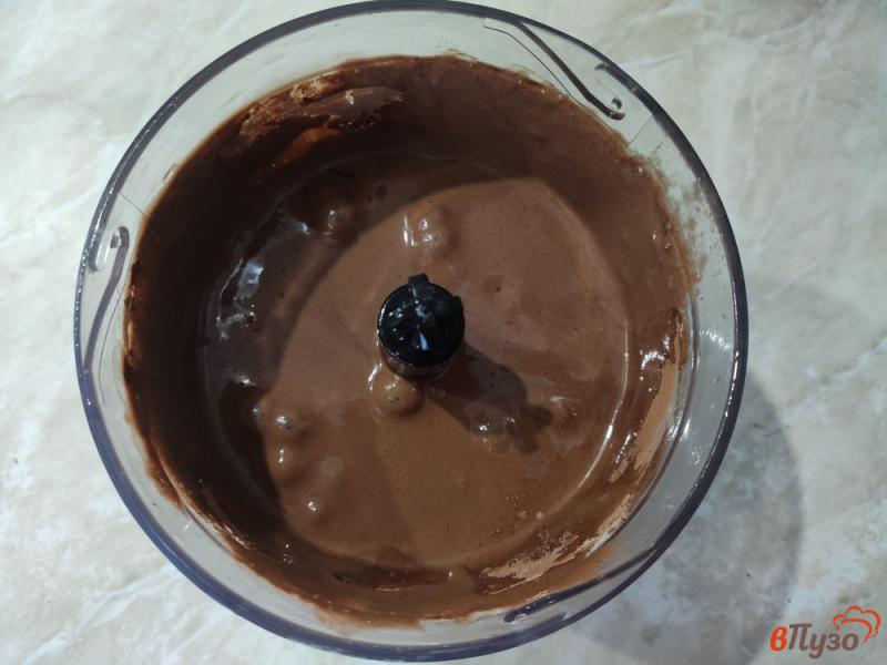 Фото приготовление рецепта: Шоколадно-банановое пирожное с творожным кремом шаг №2
