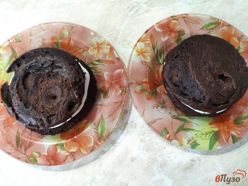Фото приготовление рецепта: Шоколадно-банановое пирожное с творожным кремом шаг №8