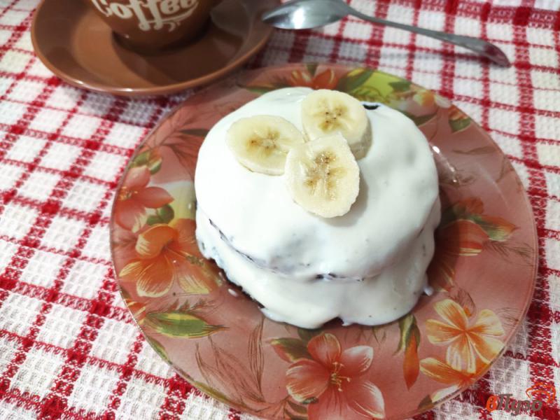 Фото приготовление рецепта: Шоколадно-банановое пирожное с творожным кремом шаг №11