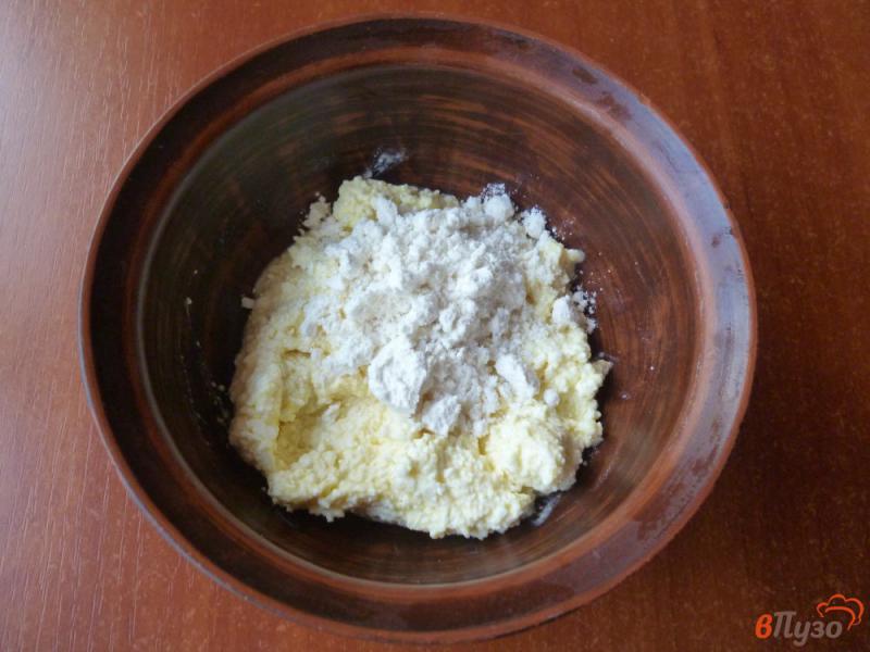 Фото приготовление рецепта: Сырники с кокосовой мукой и вареной сгущенкой шаг №2