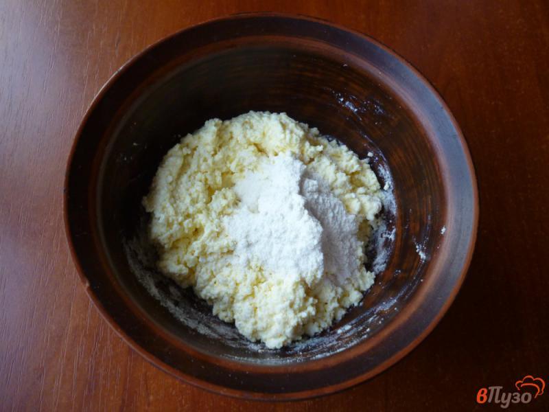 Фото приготовление рецепта: Сырники с кокосовой мукой и вареной сгущенкой шаг №3