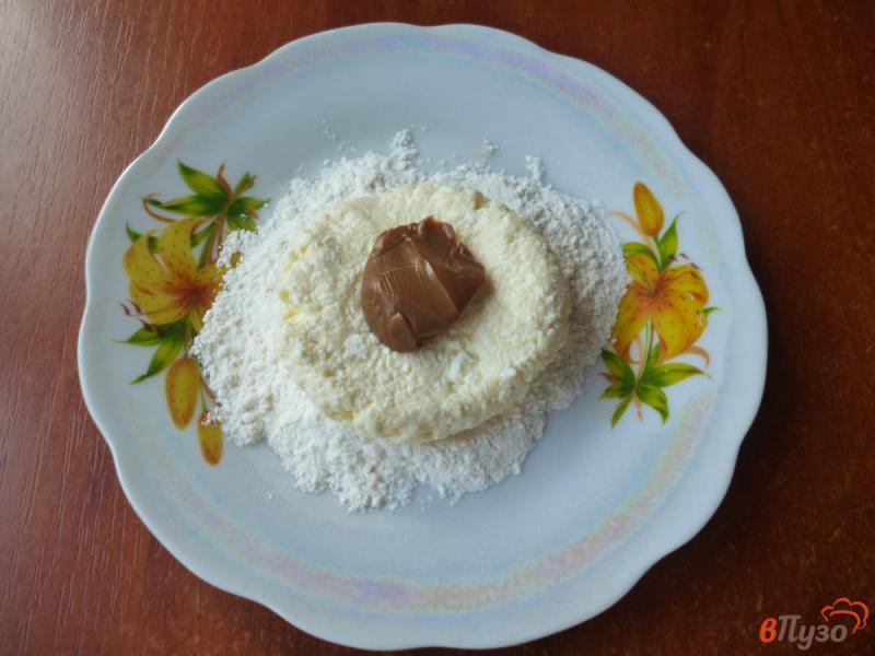 Фото приготовление рецепта: Сырники с кокосовой мукой и вареной сгущенкой шаг №4