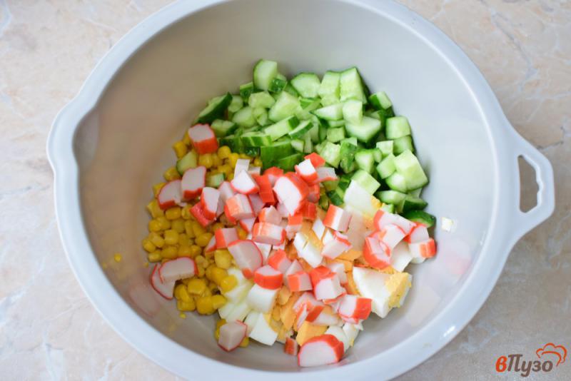 Фото приготовление рецепта: Салат с кукурузой и крабовыми палочками шаг №3