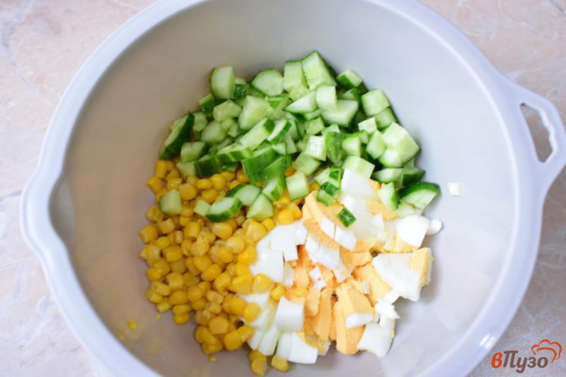 Фото приготовление рецепта: Салат с кукурузой и крабовыми палочками шаг №2