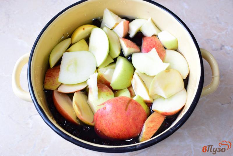 Фото приготовление рецепта: Яблочный компот с черноплодкой и вишневыми листьями шаг №3