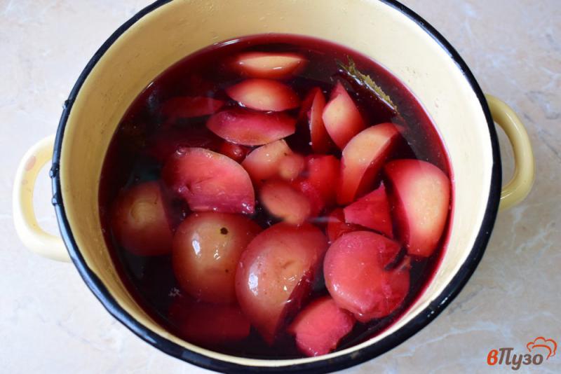 Фото приготовление рецепта: Яблочный компот с черноплодкой и вишневыми листьями шаг №4
