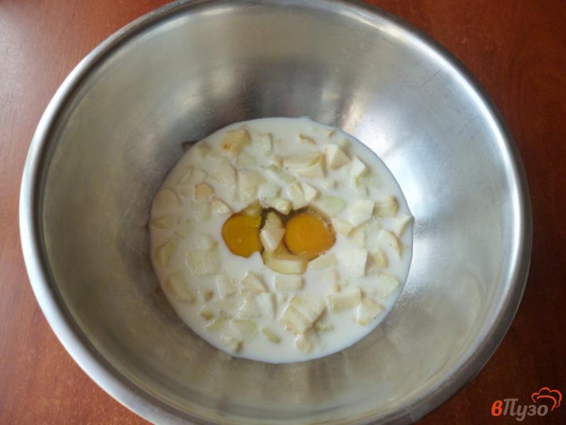 Фото приготовление рецепта: Яблочные блины с корицей шаг №2