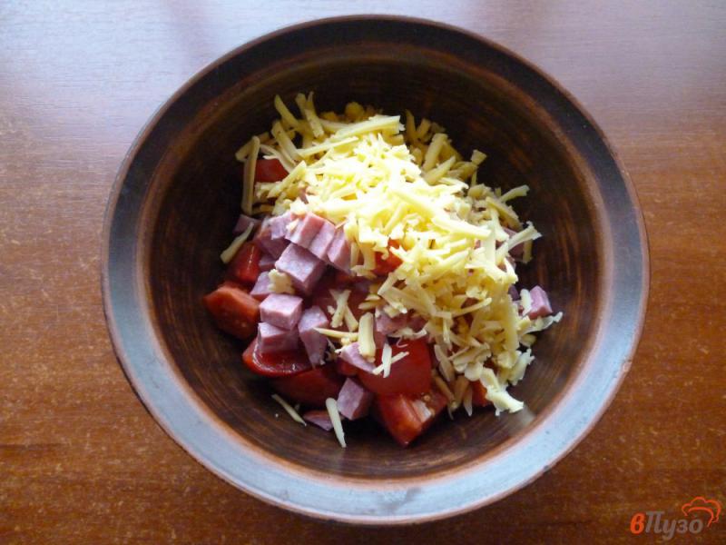 Фото приготовление рецепта: Салат из помидоров и колбасы шаг №3