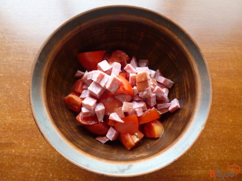 Фото приготовление рецепта: Салат из помидоров и колбасы шаг №2