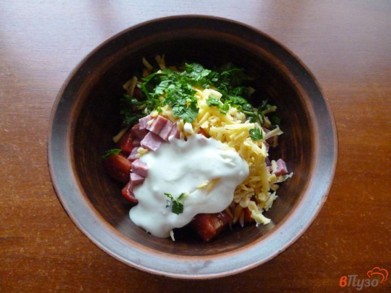 Фото приготовление рецепта: Салат из помидоров и колбасы шаг №4