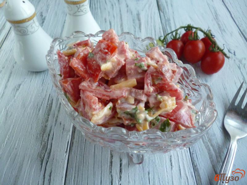 Фото приготовление рецепта: Салат из помидоров и колбасы шаг №5