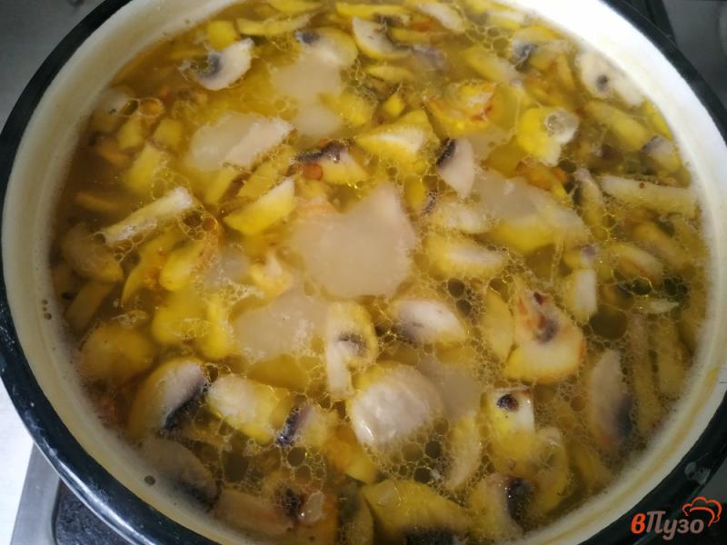 Фото приготовление рецепта: Гороховый суп с грибами шаг №7